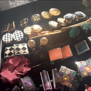 34 different cuff links with a few designer brands, unknown brands included.